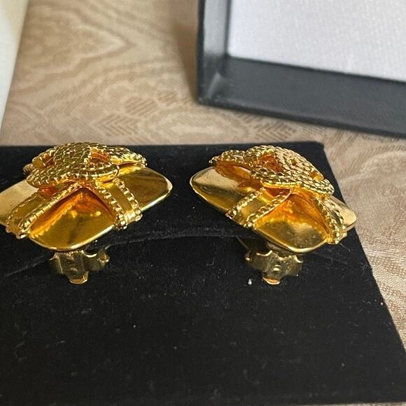 Vintage Authentic Chanel clip on Earrings w/Box - Picture 12 of 12